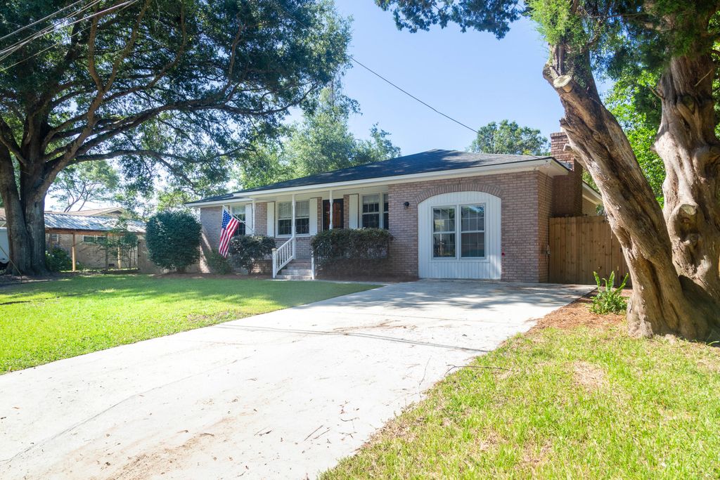 Photo of 1261 Hampshire Road, Charleston, SC 29412 (MLS # 25029171)