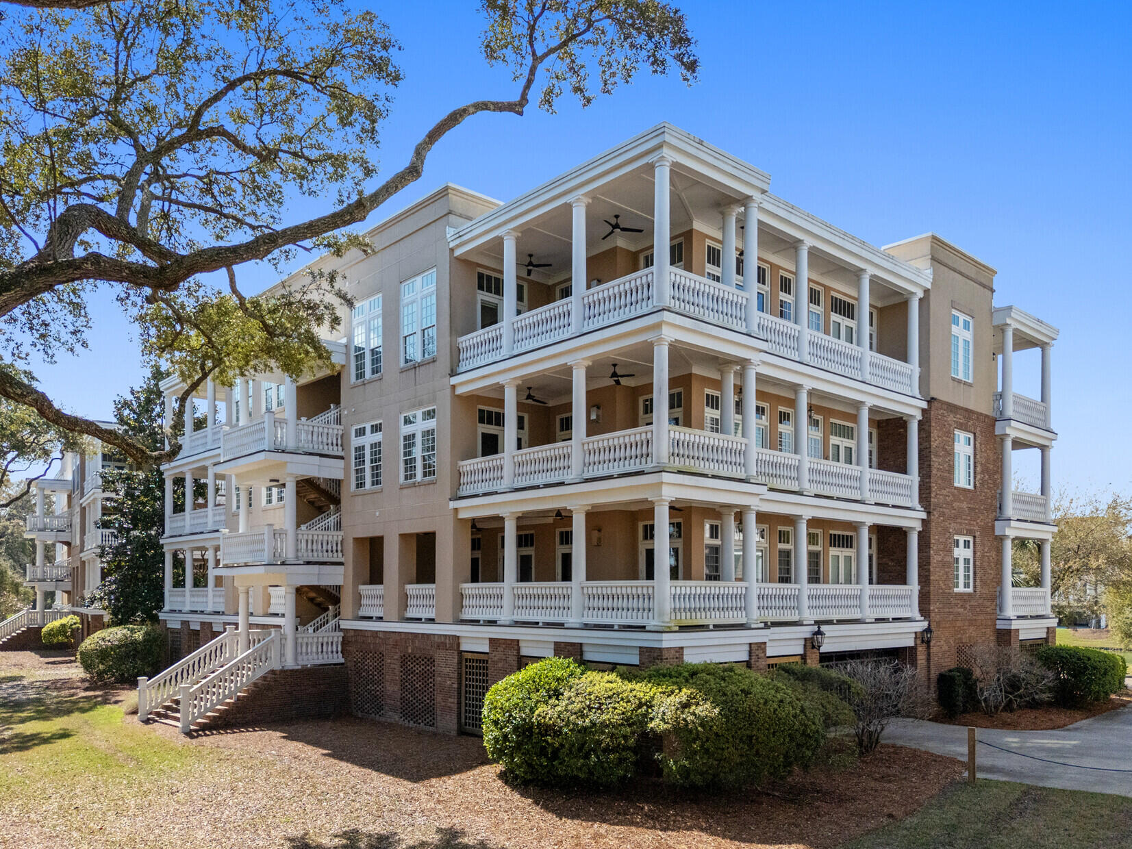 124 Fairbanks Oak Alley 4a