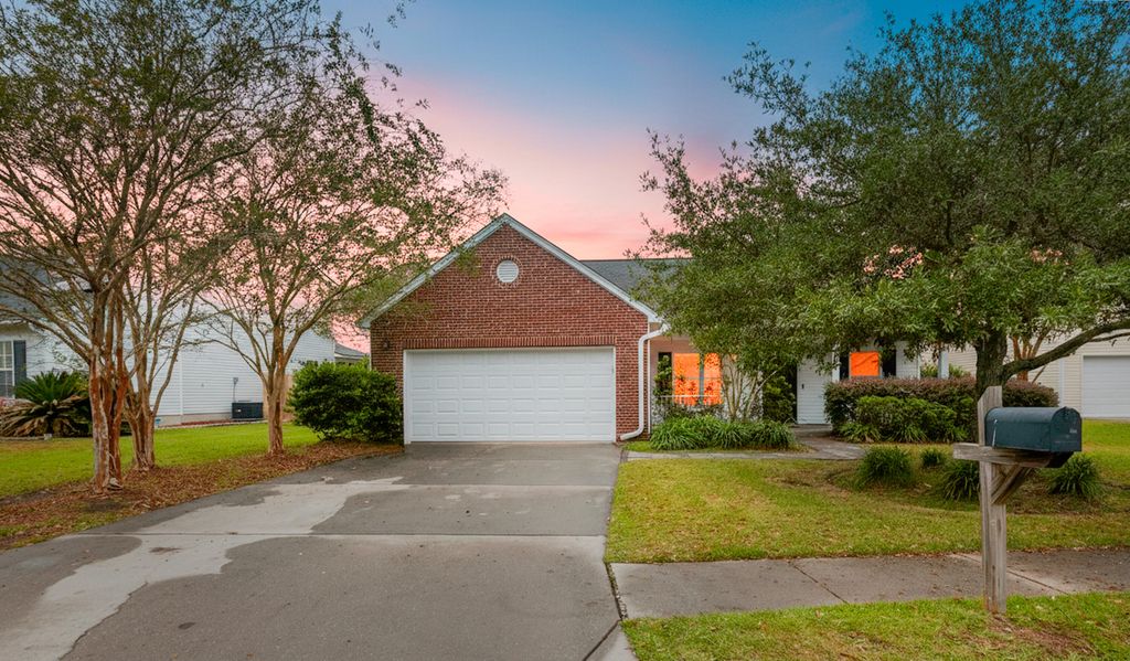Photo of 518 Holiday Drive, Summerville, SC 29483 (MLS # 26007139)