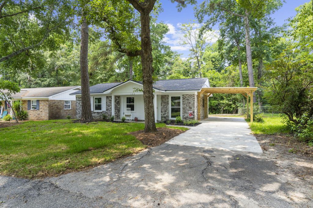 Photo of 126 Hope Drive, Summerville, SC 29485 (MLS # 26019061)