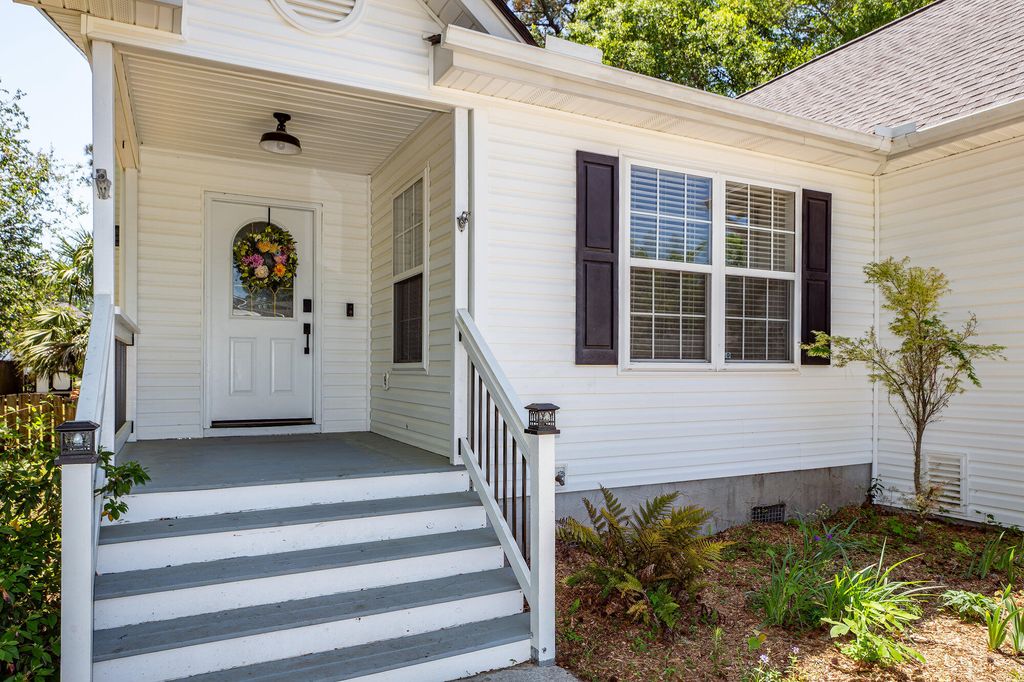 Photo of 1333 Mapleton Avenue, Charleston, SC 29412 (MLS # 26010914)