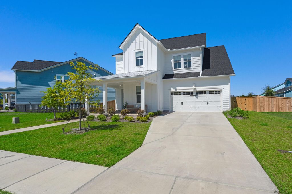 Photo of 135 E Morton Street, Summerville, SC 29486 (MLS # 26017265)