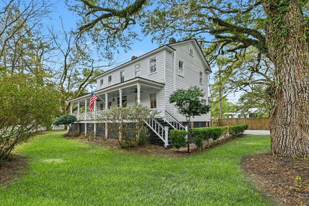 Photo of 216 W Carolina Avenue, Summerville, SC 29483 (MLS # 26004981)