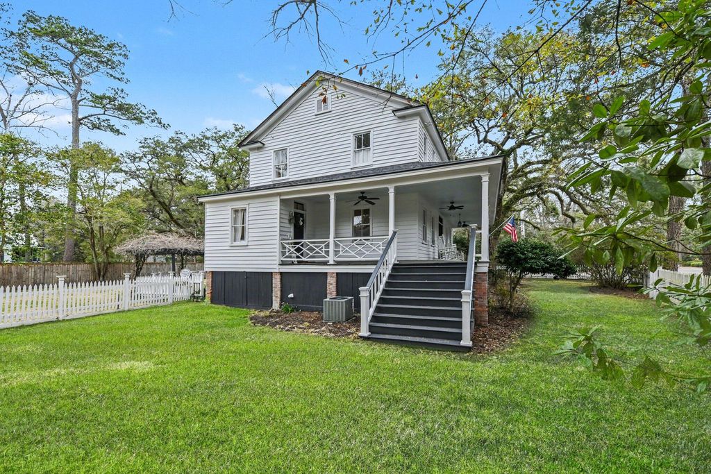 Photo of 216 W Carolina Avenue, Summerville, SC 29483 (MLS # 26004981)