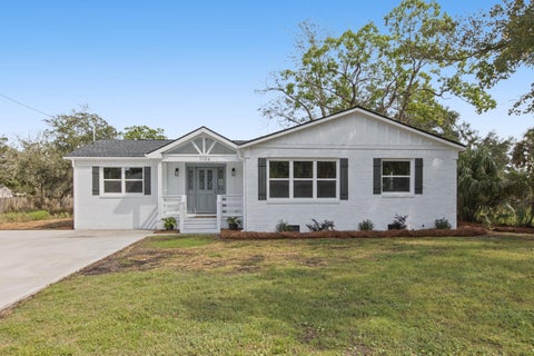 Photo of 1106 Windward Road, Charleston, SC 29412 (MLS # 26026405)