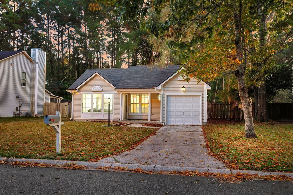 Photo of 329 Damascus Drive, Summerville, SC 29483 (MLS # 25030194)