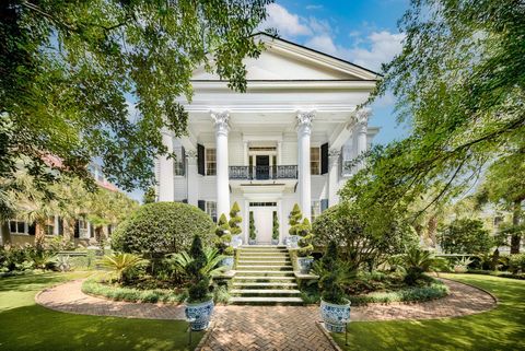 Photo of 172 Tradd Street, Charleston, SC 29401 (MLS # 25023986)