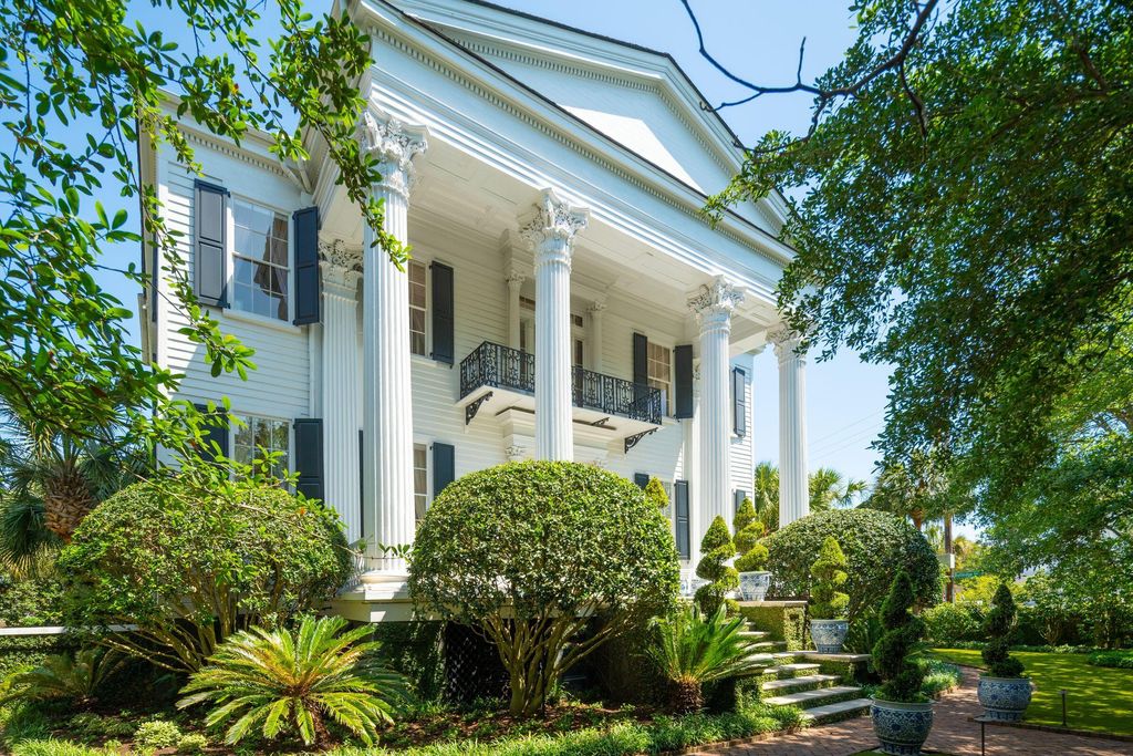 Photo of 172 Tradd Street, Charleston, SC 29401 (MLS # 25023986)