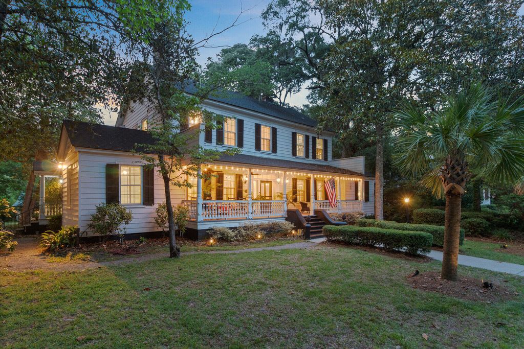 Photo of 516 Central Avenue, Summerville, SC 29483 (MLS # 25022834)