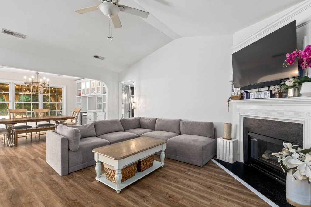 Photo of 1572 Wellesley Circle, Mount Pleasant, SC 29466 (MLS # 26027200)