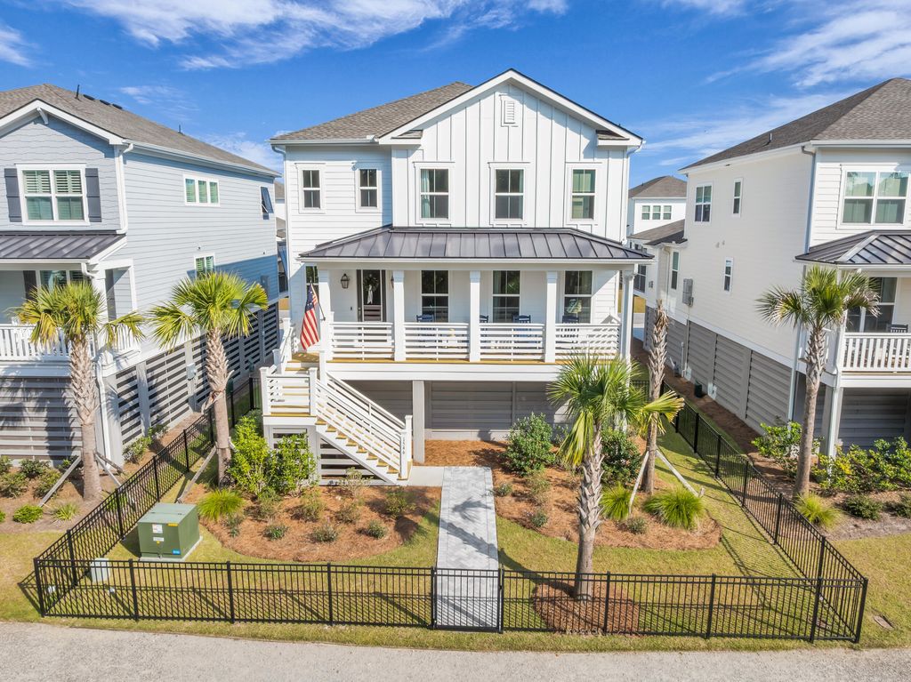 Photo of 1546 N Lakeshore Drive, Mount Pleasant, SC 29466 (MLS # 25031262)