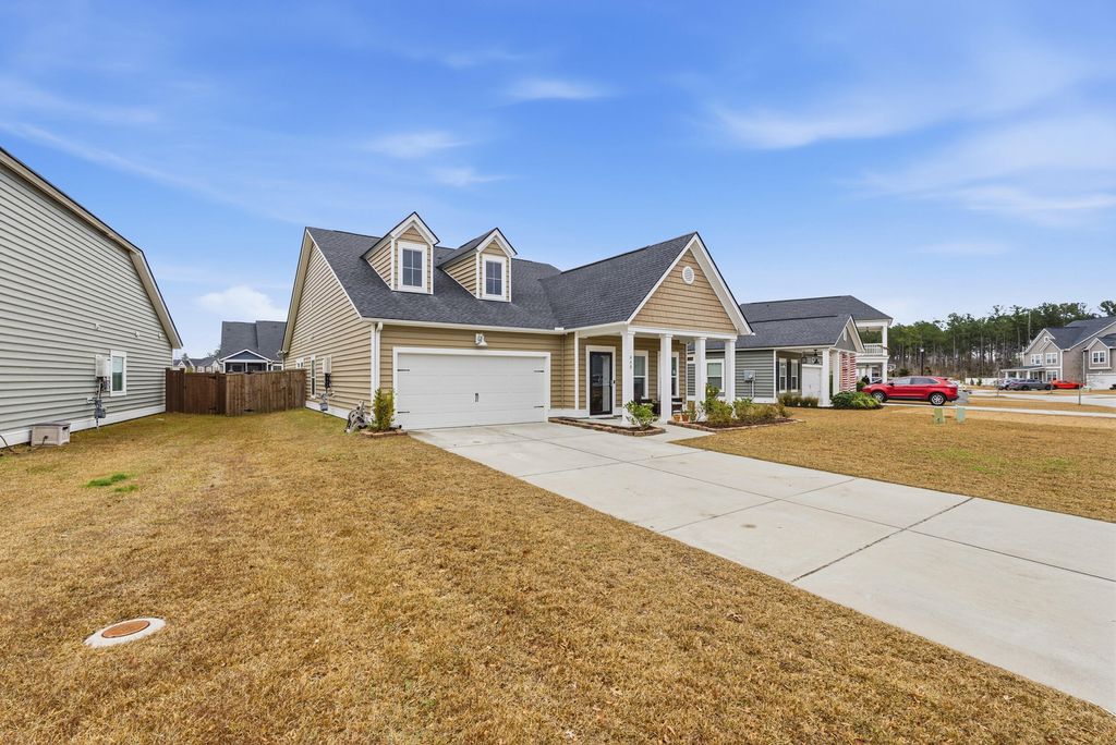 Photo of 440 Richfield Way, Summerville, SC 29486 (MLS # 26000253)