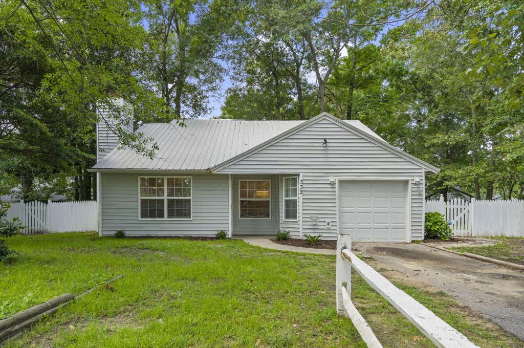 Photo of 332 Macgregor Drive, Summerville, SC 29486 (MLS # 26016325)