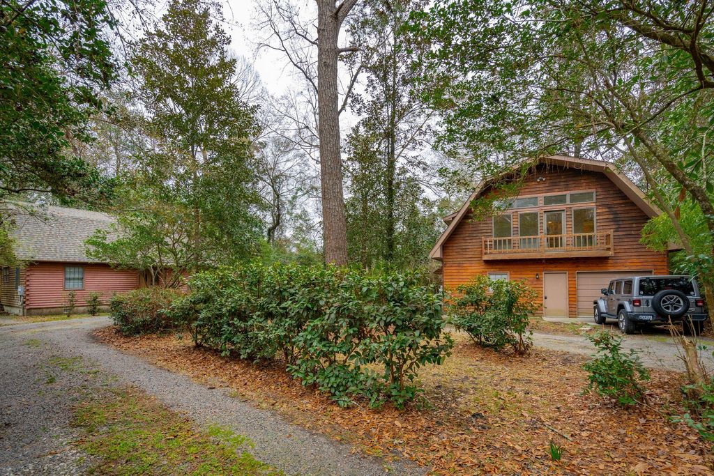 Photo of 415 W Carolina Avenue, Summerville, SC 29483 (MLS # 26017602)