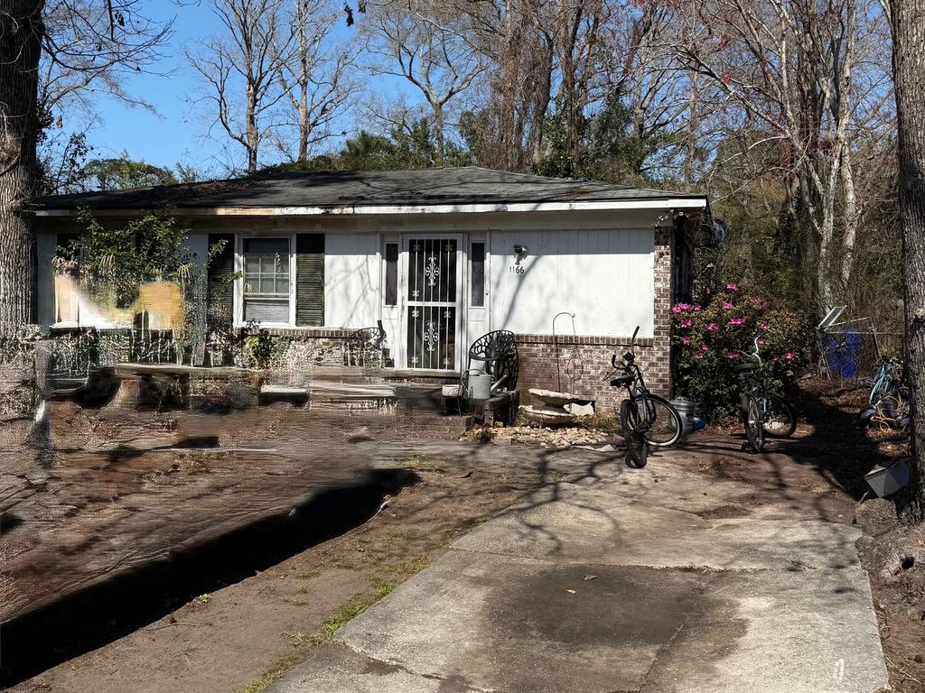 Photo of 1166 N Shadow Dr, Mount Pleasant, SC 29464 (MLS # 26006500)