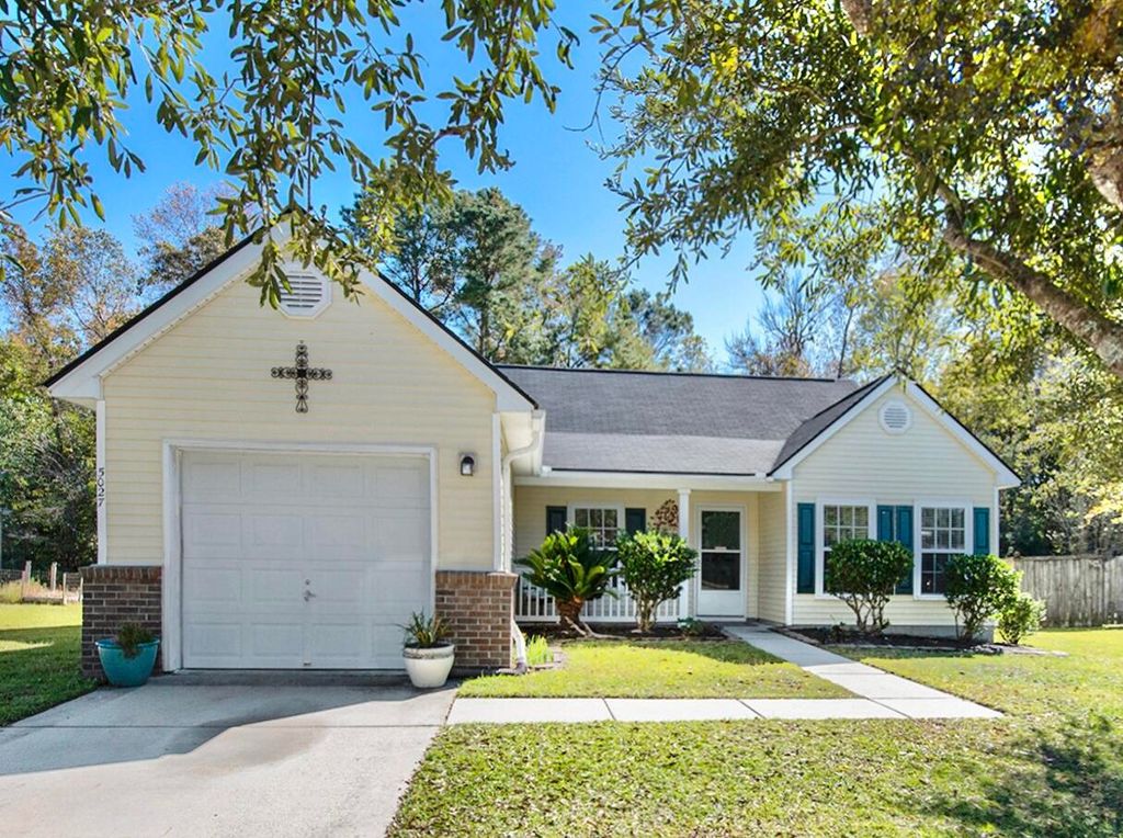 Photo of 5027 Thornton Drive, Summerville, SC 29485 (MLS # 26013276)