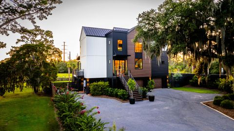 Photo of 231 Bayview Drive, Mount Pleasant, SC 29464 (MLS # 25020512) Photo of 231 Bayview Drive, Mount Pleasant, SC 29464 (MLS # 25020512)