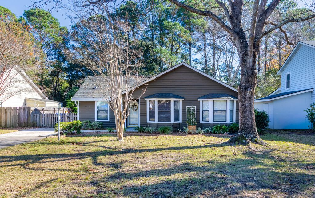Photo of 1493 E Crossing Lane, Mount Pleasant, SC 29466 (MLS # 25032113)
