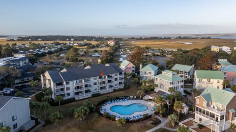 A home in Saint Helena Island