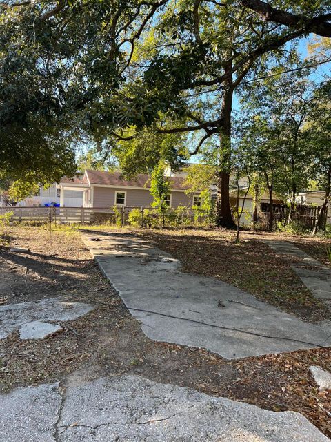 A home in North Charleston