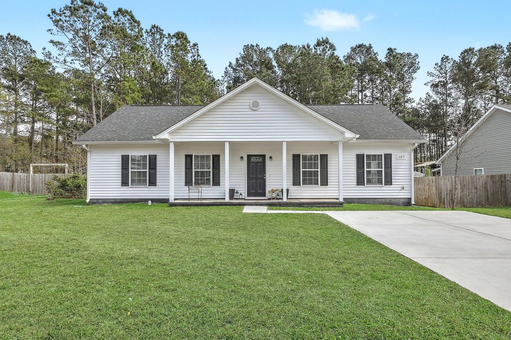 Photo of 107 Perry Drive, Summerville, SC 29483 (MLS # 26008685)