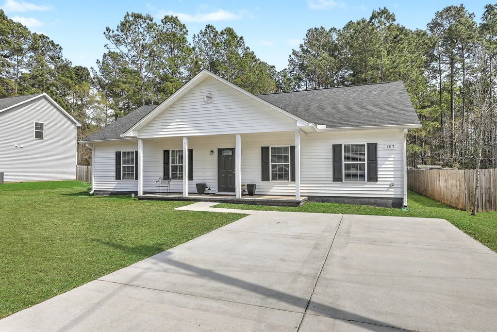 Photo of 107 Perry Drive, Summerville, SC 29483 (MLS # 26008685)