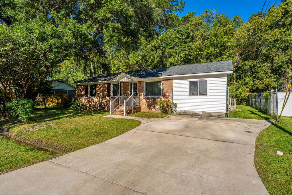Photo of 1884 Taberwood Circle, Charleston, SC 29407 (MLS # 25028466)