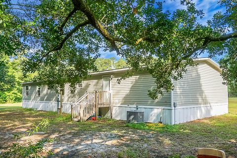 A home in Cordesville