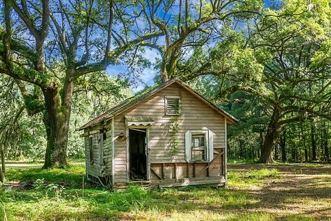 A home in Cordesville