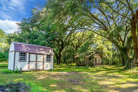 A home in Cordesville