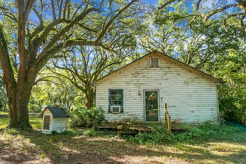 A home in Cordesville