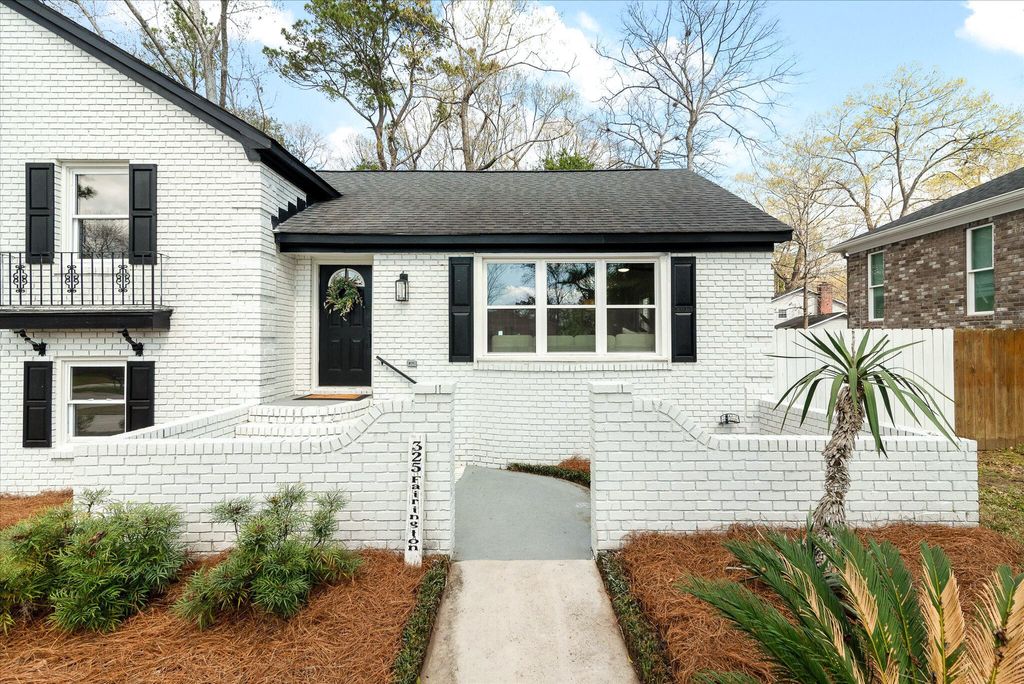 Photo of 325 Fairington Drive, Summerville, SC 29485 (MLS # 26005968)