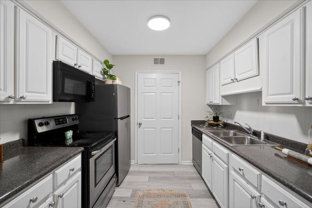 Photo of 1402 Camp Road #3h, Charleston, SC 29412 (MLS # 26004038)