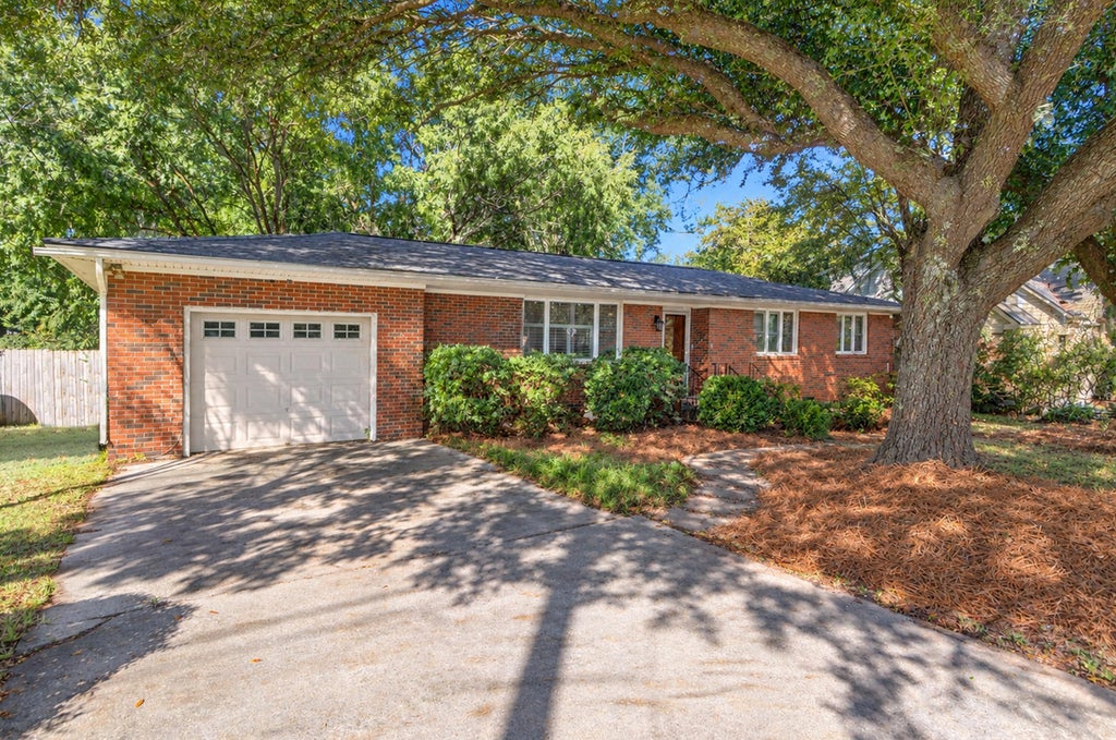 Photo of 1815 Dunbarton Drive, Charleston, SC 29407 (MLS # 26029224)