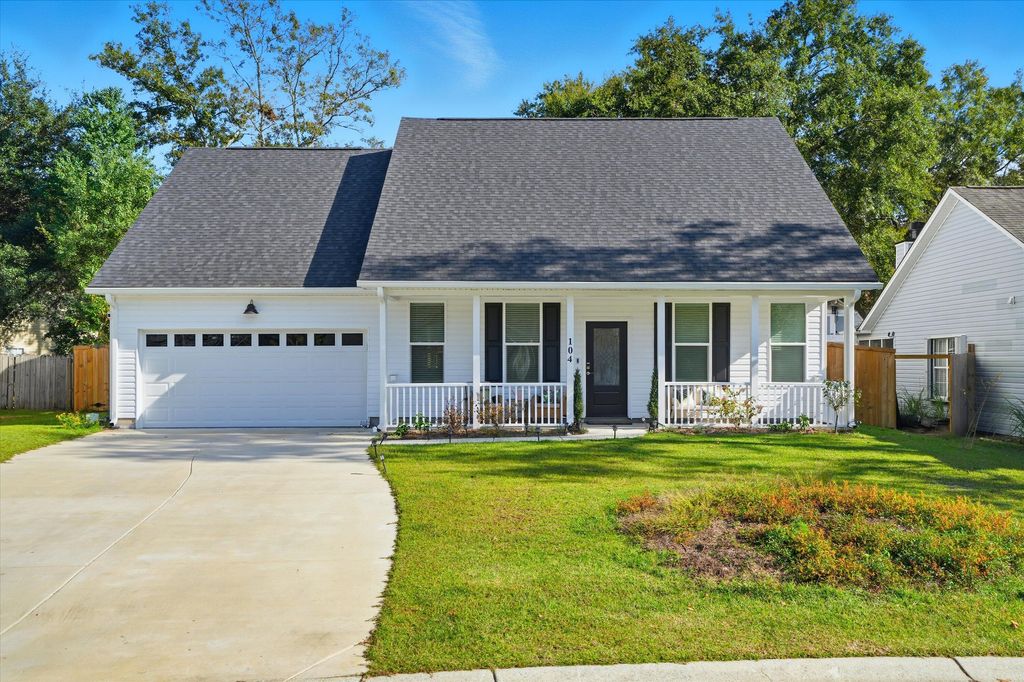 Photo of 104 Hialeah Court, Summerville, SC 29486 (MLS # 25028364)