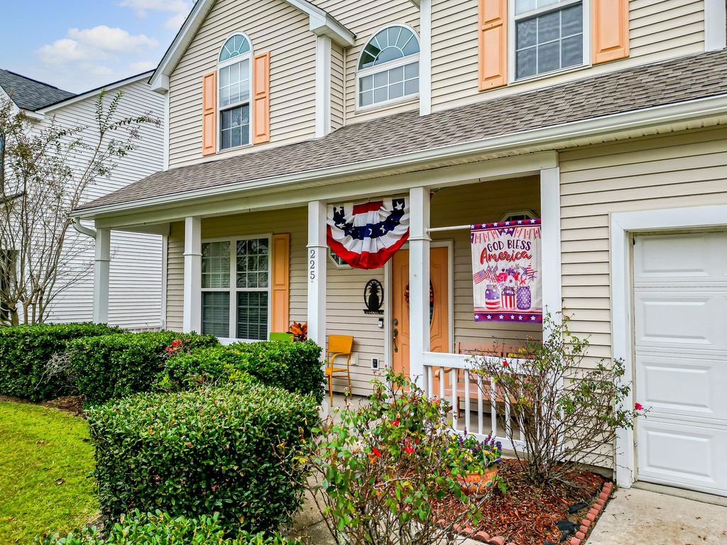 Photo of 225 Evesham Drive, Summerville, SC 29485 (MLS # 25029384)