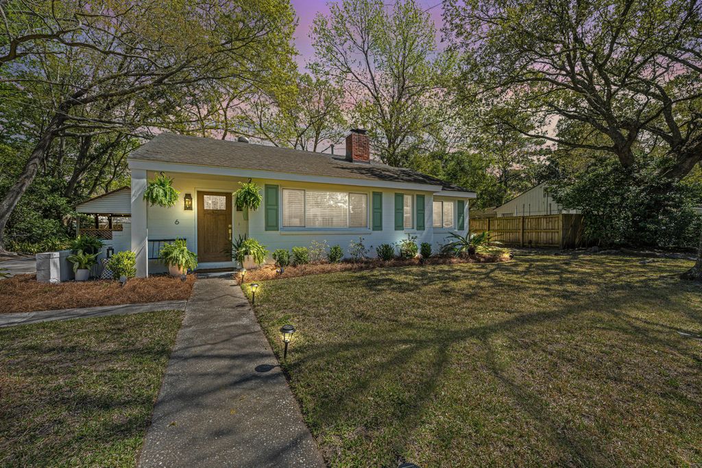 Photo of 6 Stratford Road, Charleston, SC 29407 (MLS # 26008211)