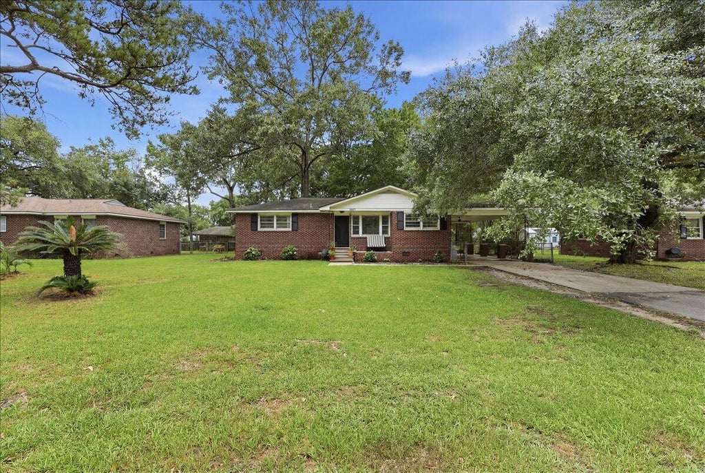 Photo of 2627 Ridgewood Avenue, Charleston, SC 29414 (MLS # 26017920)