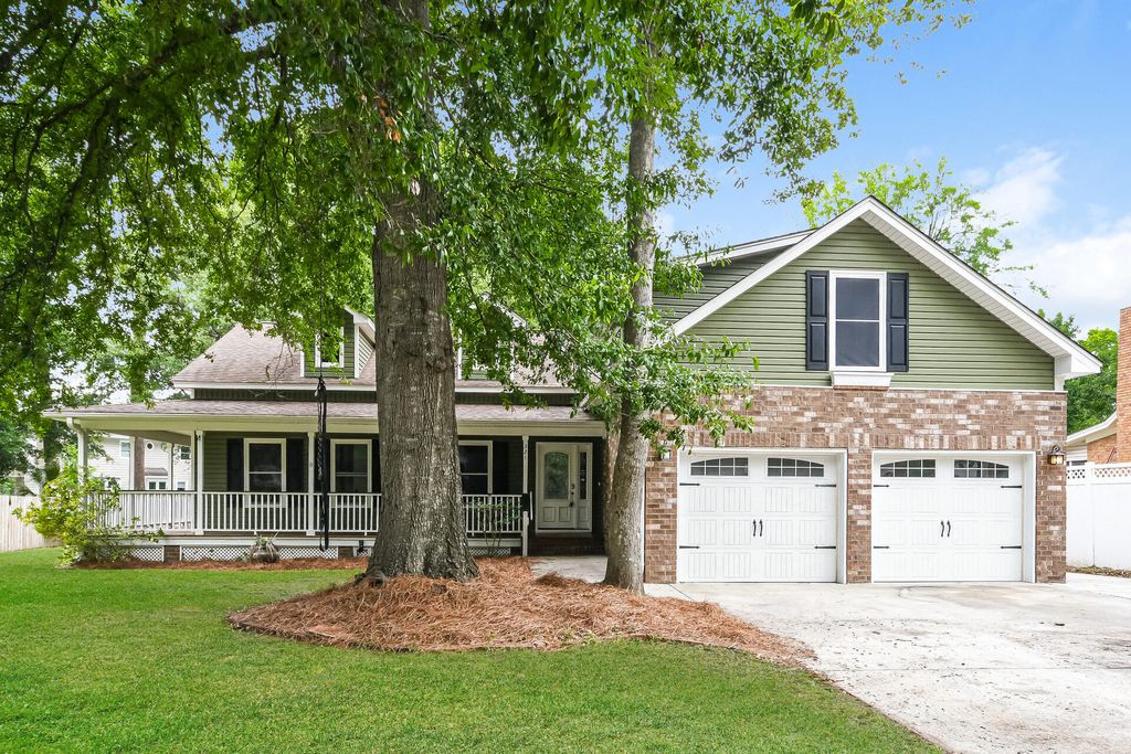 Photo of 321 Eastover Circle, Summerville, SC 29483 (MLS # 26013903)