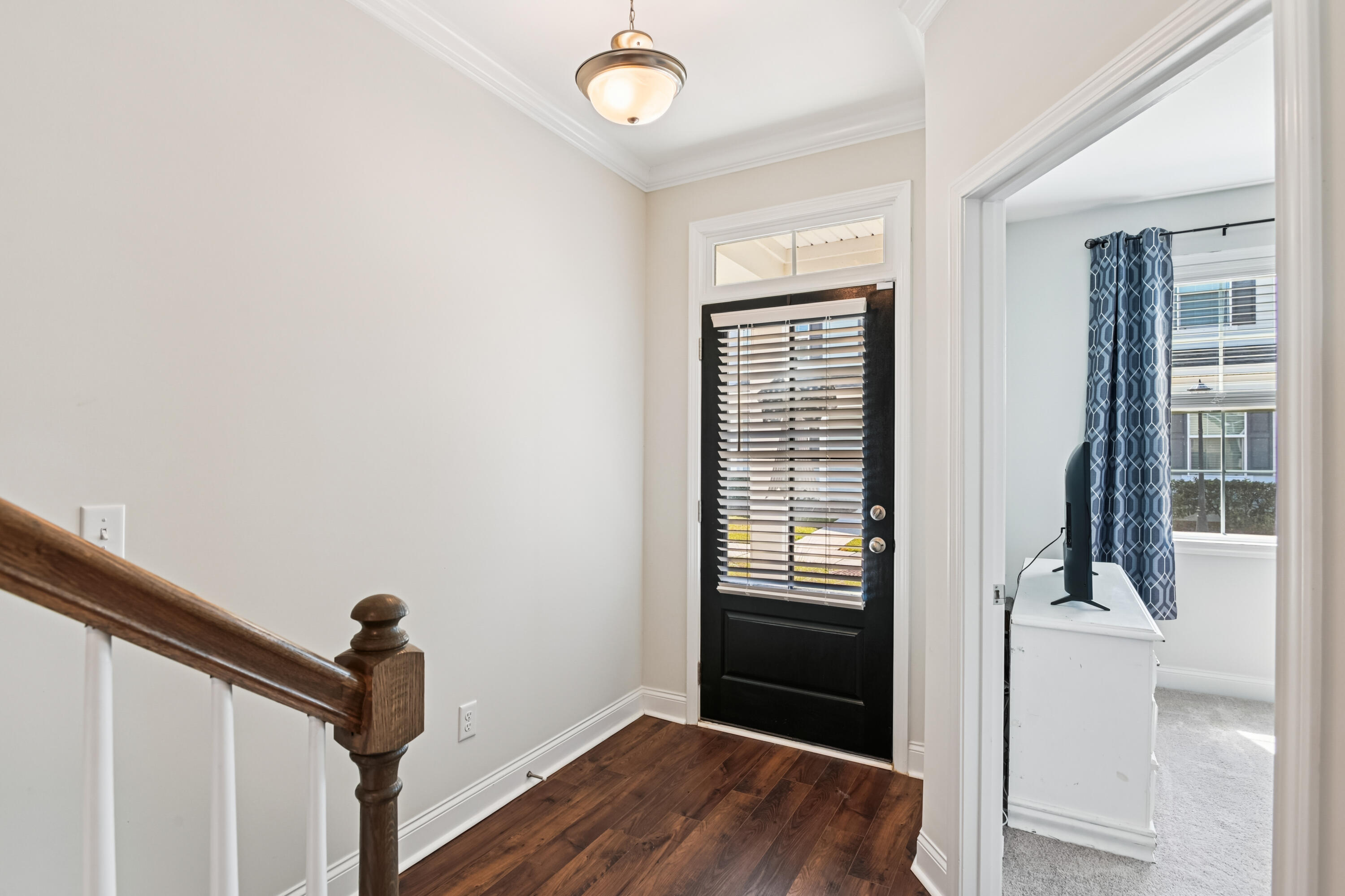 401 Stoneleigh Lane