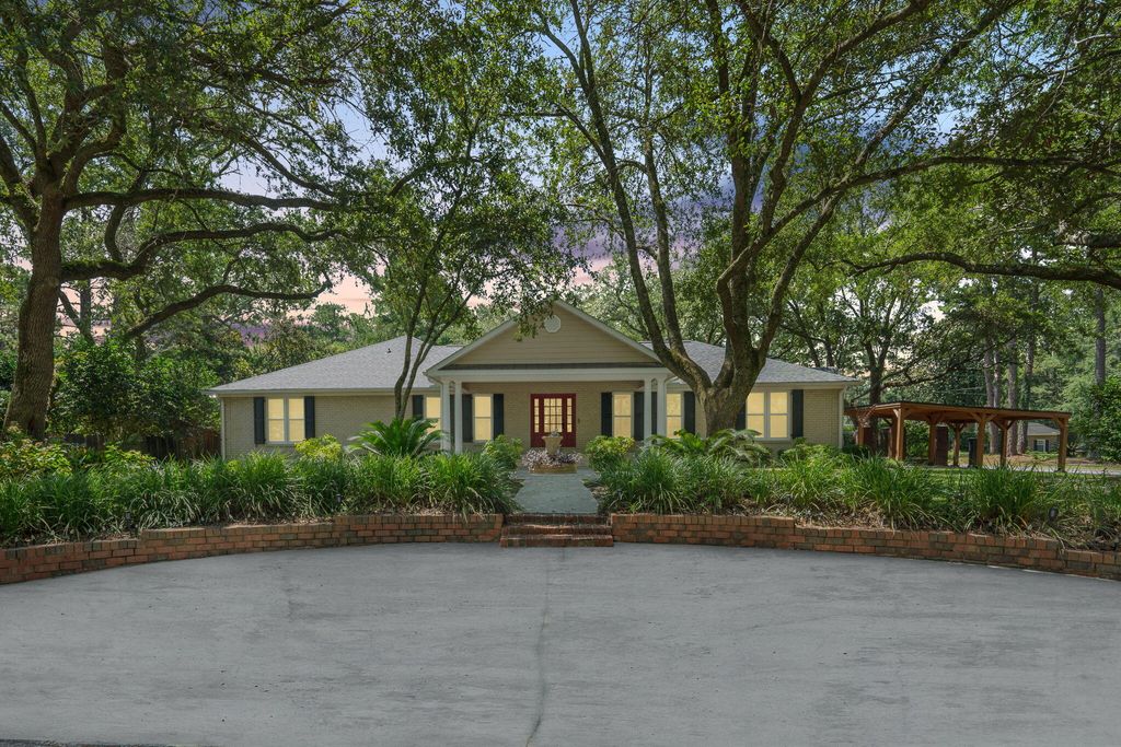 Photo of 100 Fairway Drive, Summerville, SC 29483 (MLS # 25025955)