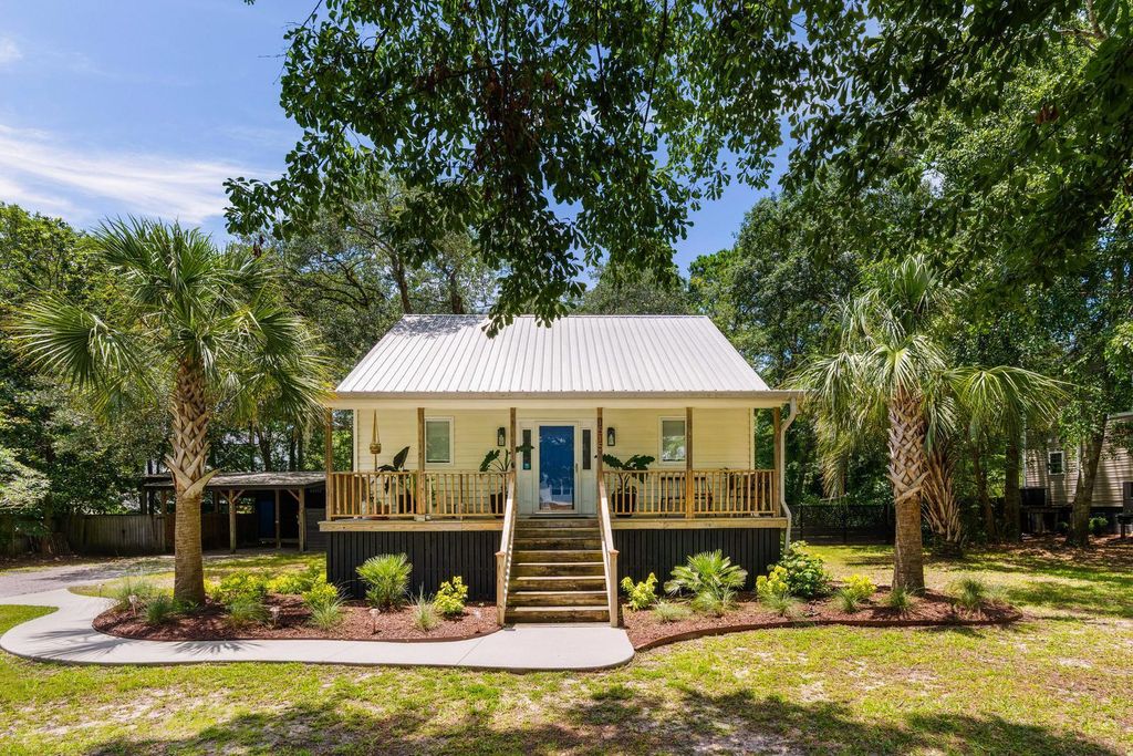 Photo of 1515 N Lakeshore Drive, Mount Pleasant, SC 29466 (MLS # 25023687)
