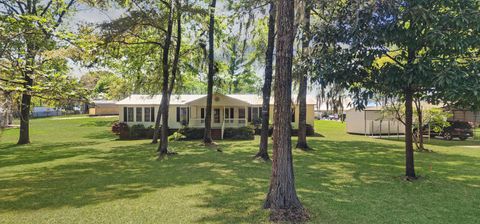 A home in Summerton