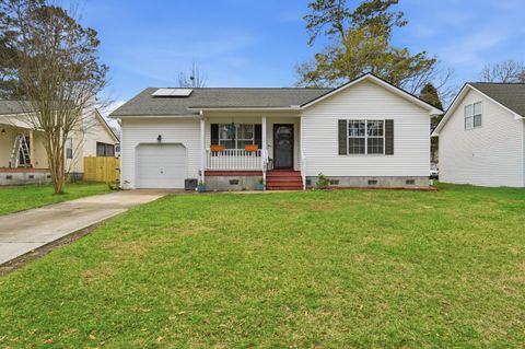 Photo of 121 Apache Drive, Summerville, SC 29483 (MLS # 26007402)