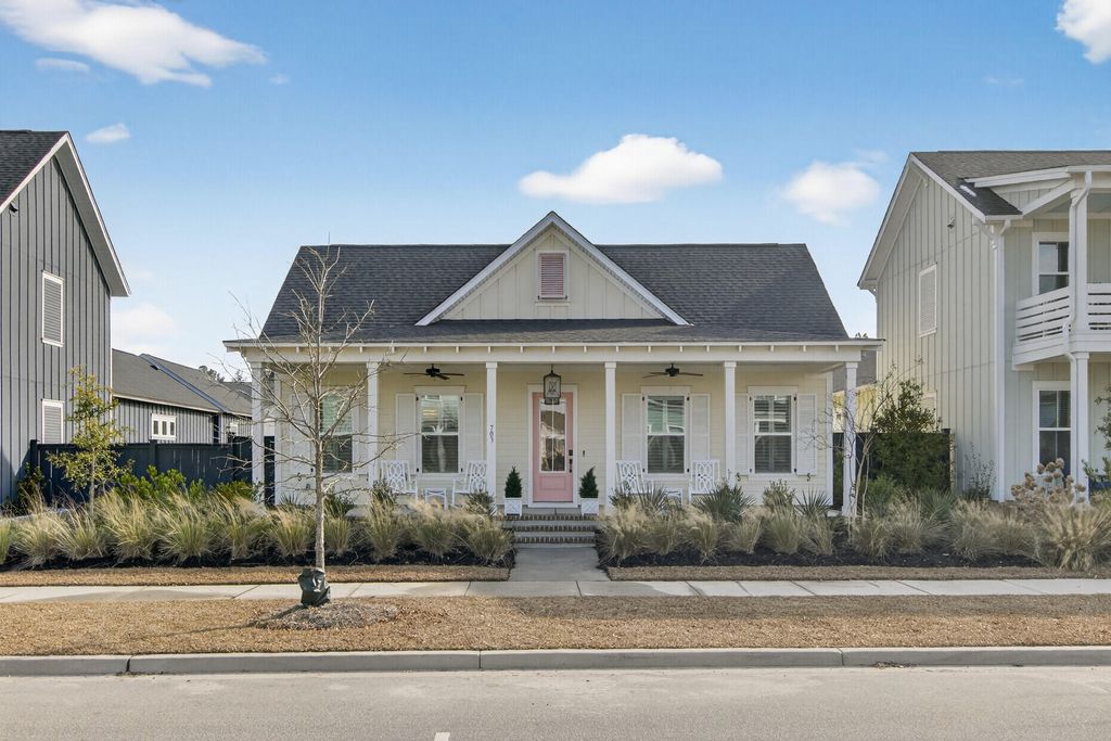 Photo of 703 Blueway Avenue, Summerville, SC 29486 (MLS # 26003565)