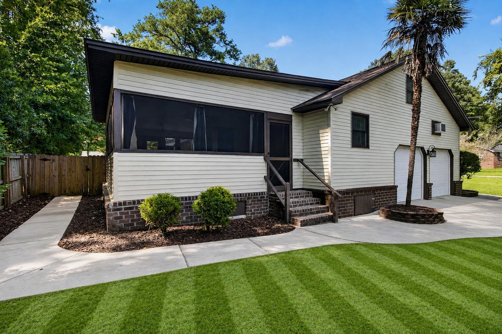 Photo of 295 Forest Circle, Summerville, SC 29483 (MLS # 26023922)