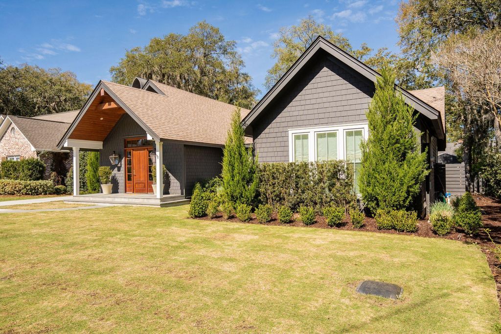 Photo of 1020 S Shem Drive, Mount Pleasant, SC 29464 (MLS # 26008224)