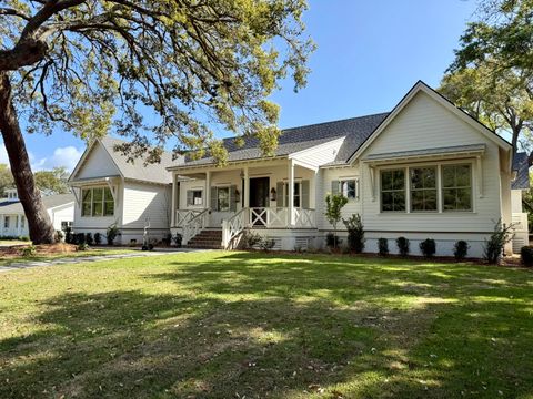Photo of 1015 Lakeview Drive, Mount Pleasant, SC 29464 (MLS # 26009142)