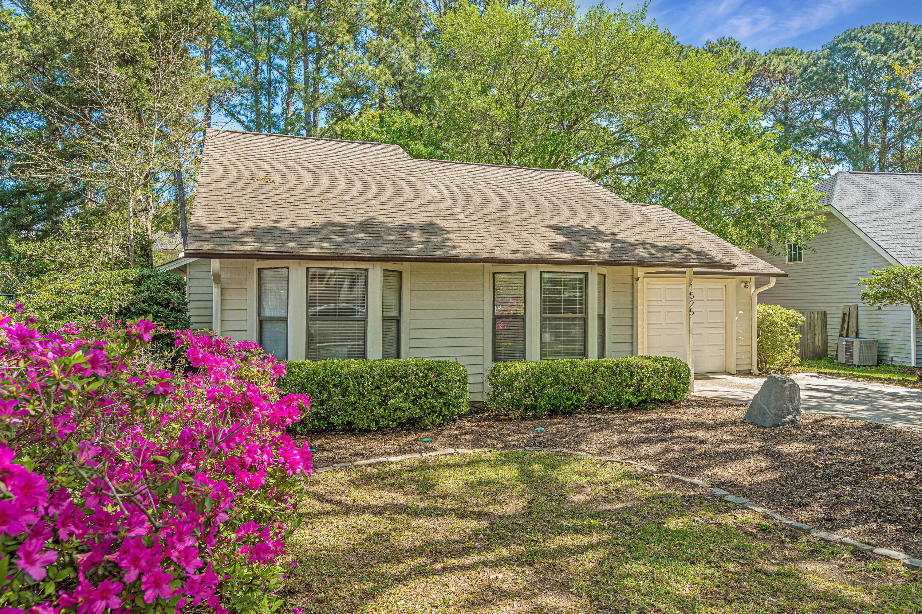 1525 E Crossing Lane