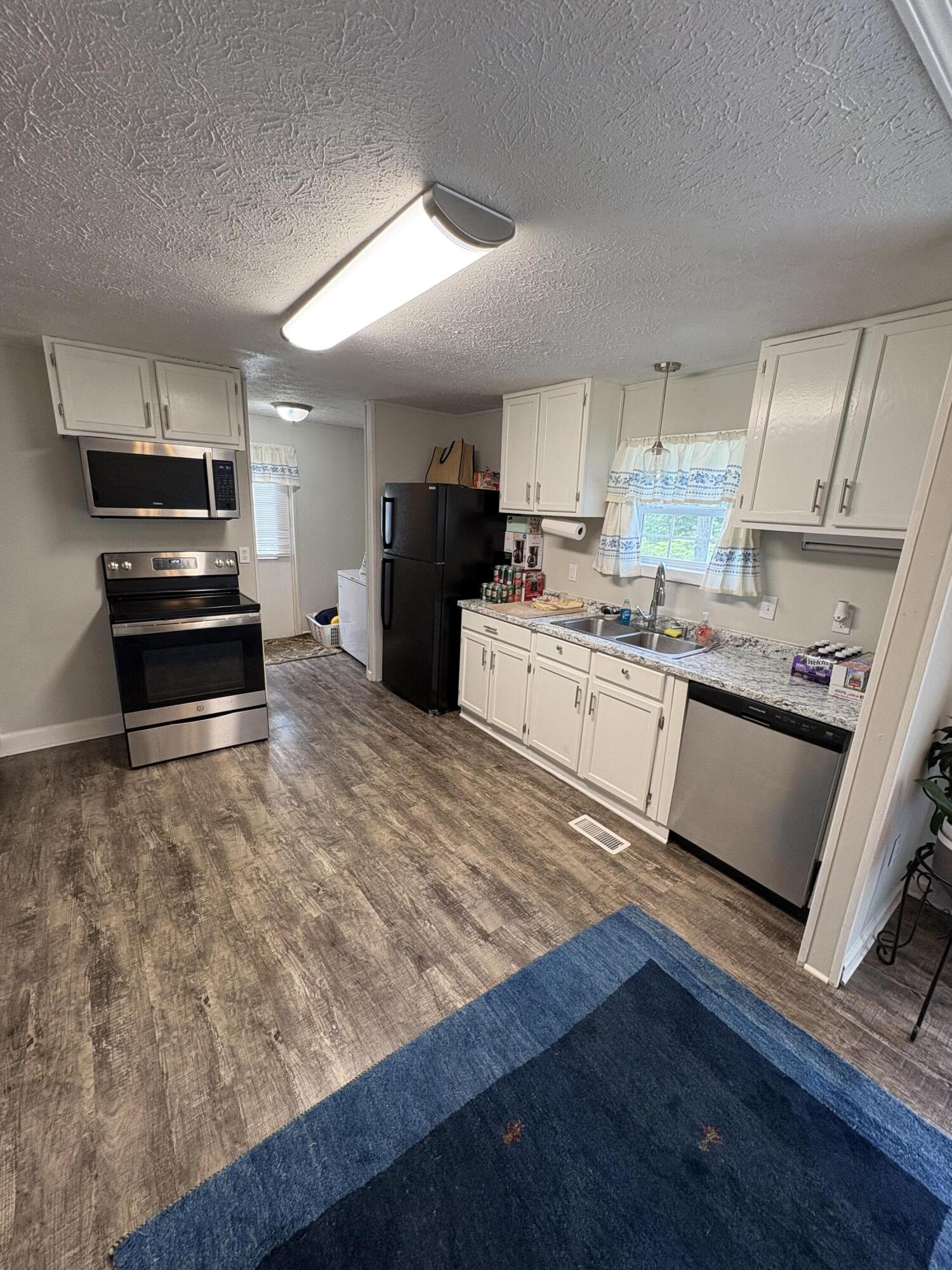 1093 Tobacco Road